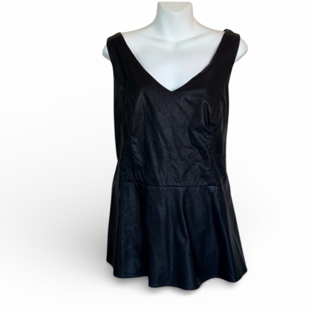 TORRID blouse Women's 2X, black faux leather, peplum, V neck, back zipper. EUC